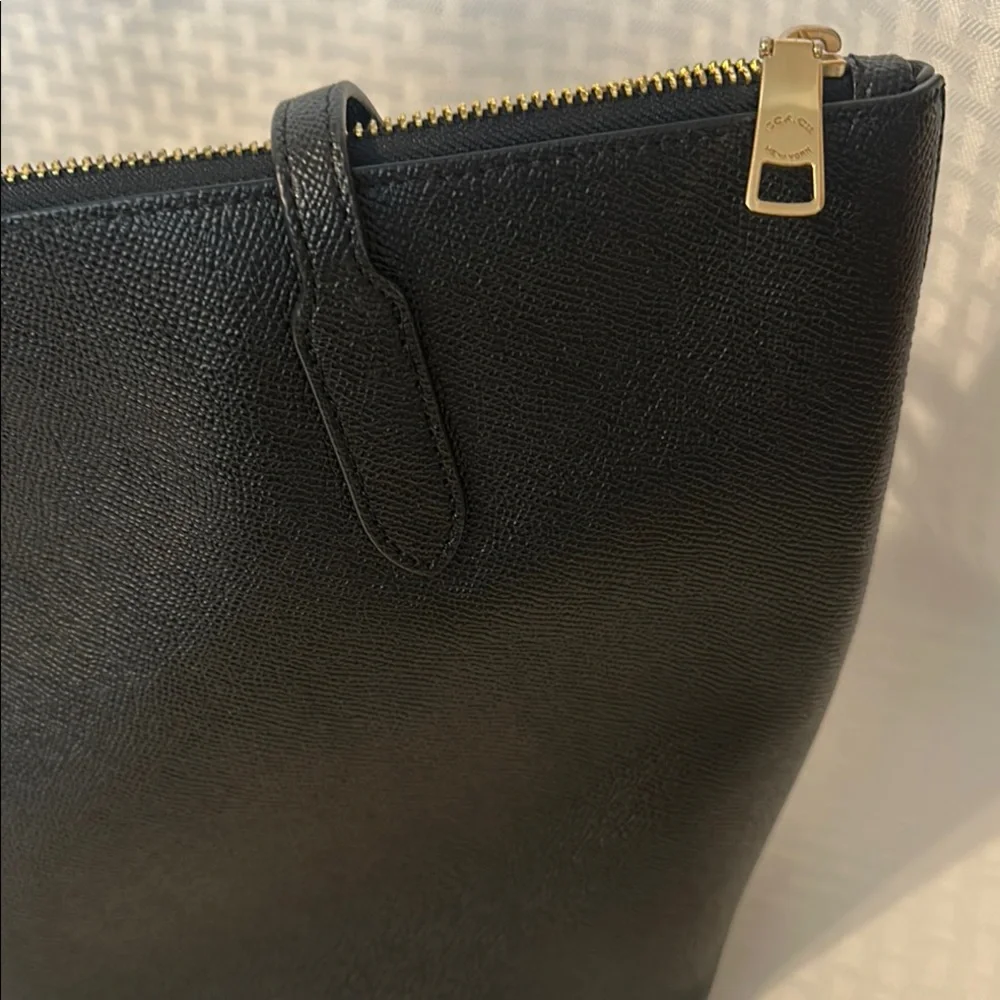#359 Coach Black Tote with Sleek Leather Design - Picture 3 of 11